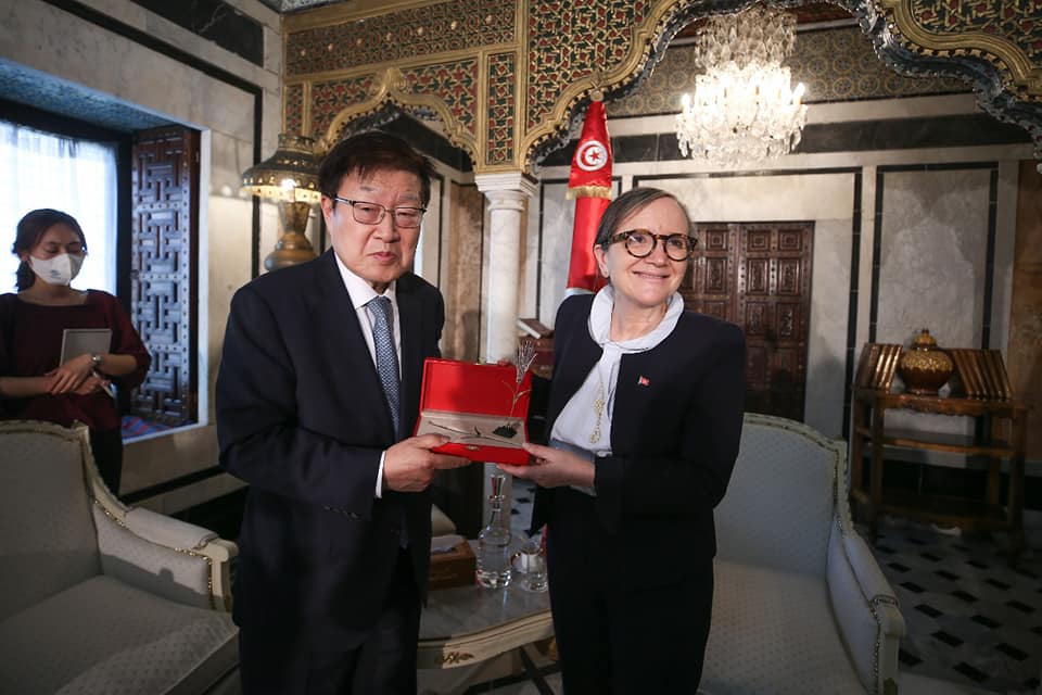 Tunisie [PHOTOS] : Bouden rencontre le chef de la délégation coréenne participant à la conférence internationale sur le “Financement des investissements et du commerce en Afrique”