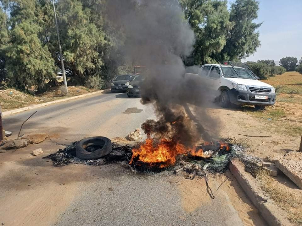 Sidi Bouzid: Les habitants bloquent la route pour réclamer l’approvisionnement en eau potable