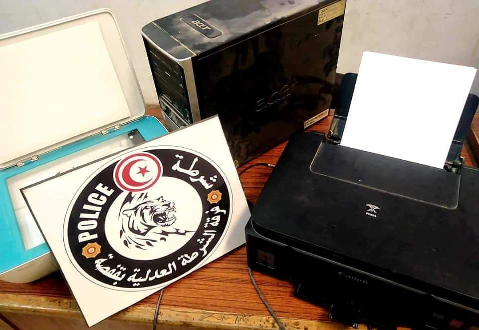Tunisie-Gafsa : Fraude de 10 mille documents officiels.. Arrestation d’un propriétaire d’un magasin de services informatiques