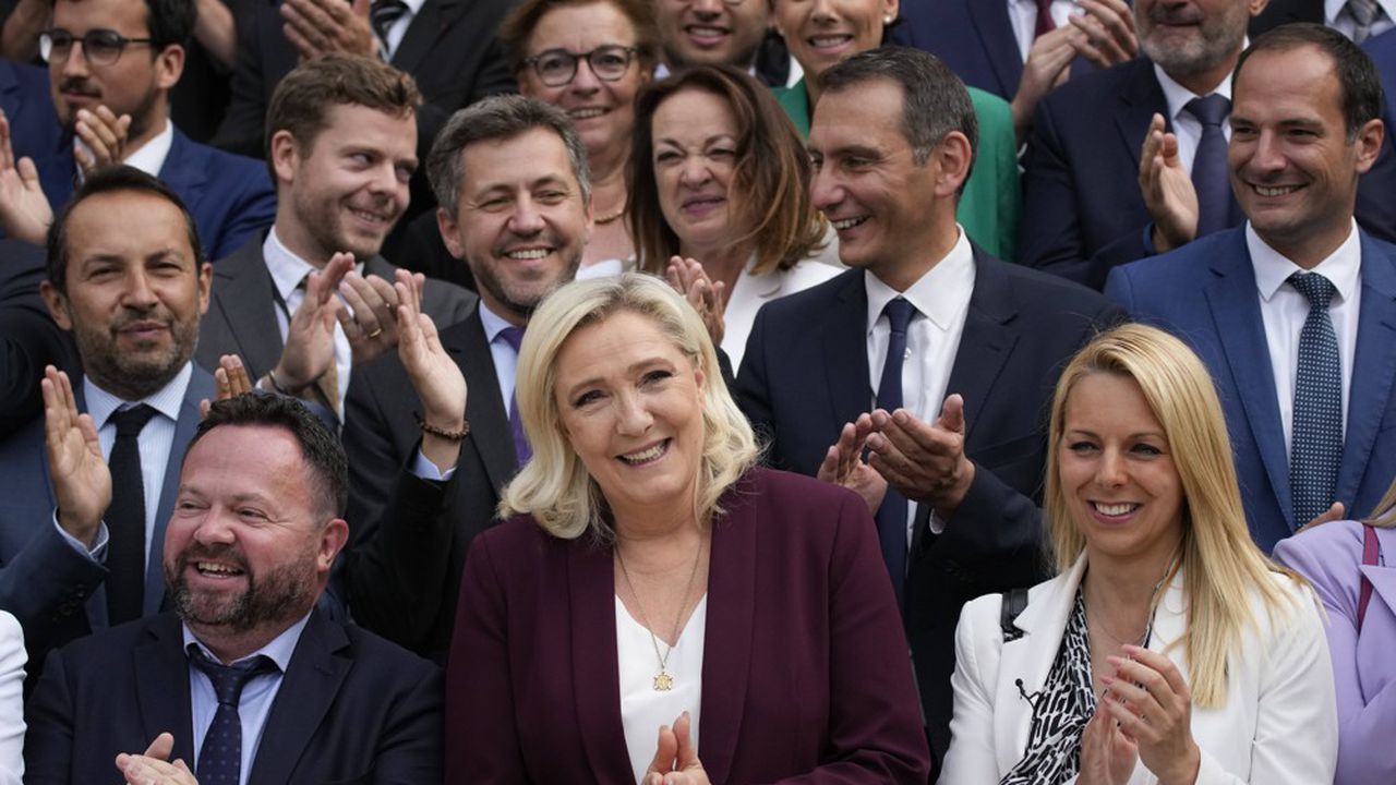 France : Le Pen voulait renvoyer les Algériens, ses 89 députés entament la démolition