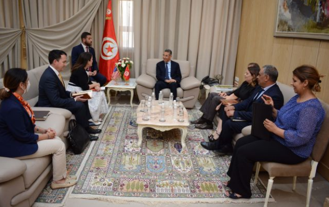 le ministre de l’intérieur s’entretient avec la chargée d’affaires de l’ambassade des USA en Tunisie.