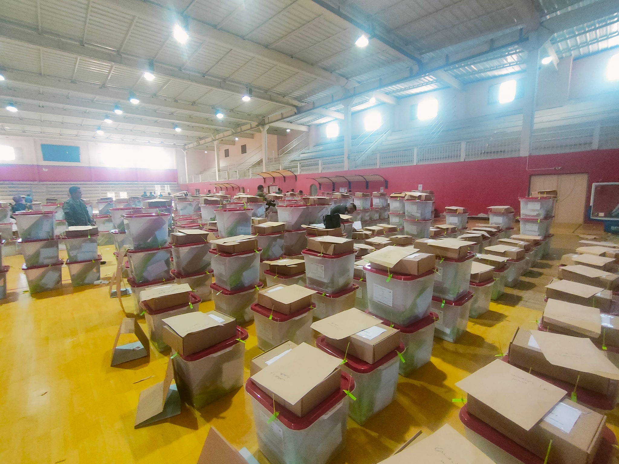 Sfax: Transfert du matériel électoral vers les centres de vote [Photos]