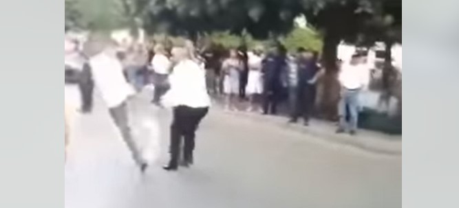 Tunisie – VIDEO : Un agent de l’ordre sauve la vie d’un individu qui menaçait de s’immoler par le feu