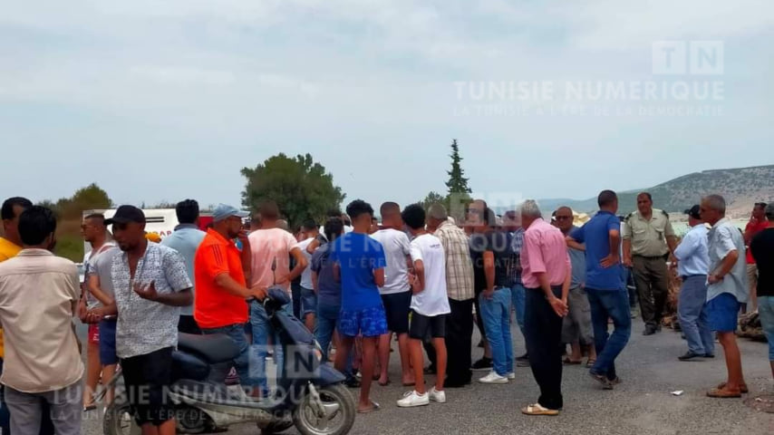 Des citoyens bloquent la route reliant Nefza à Tabarka [Photos]