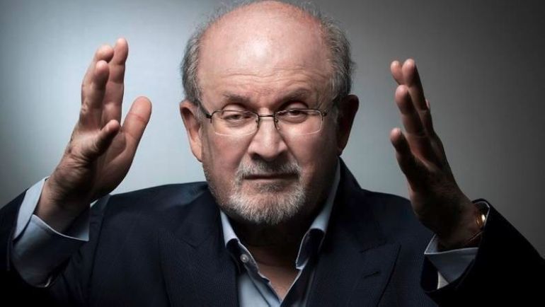 Salman Rushdie rattrapé par la fatwa iranienne de 1989 : il a été poignardé