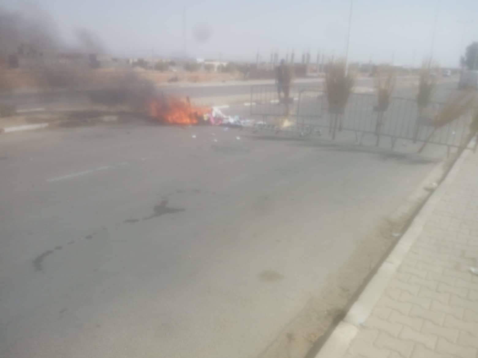 Sidi Bouzid: Des ouvriers à la mine de phosphate bloquent la route nationale n°14 [Audio]