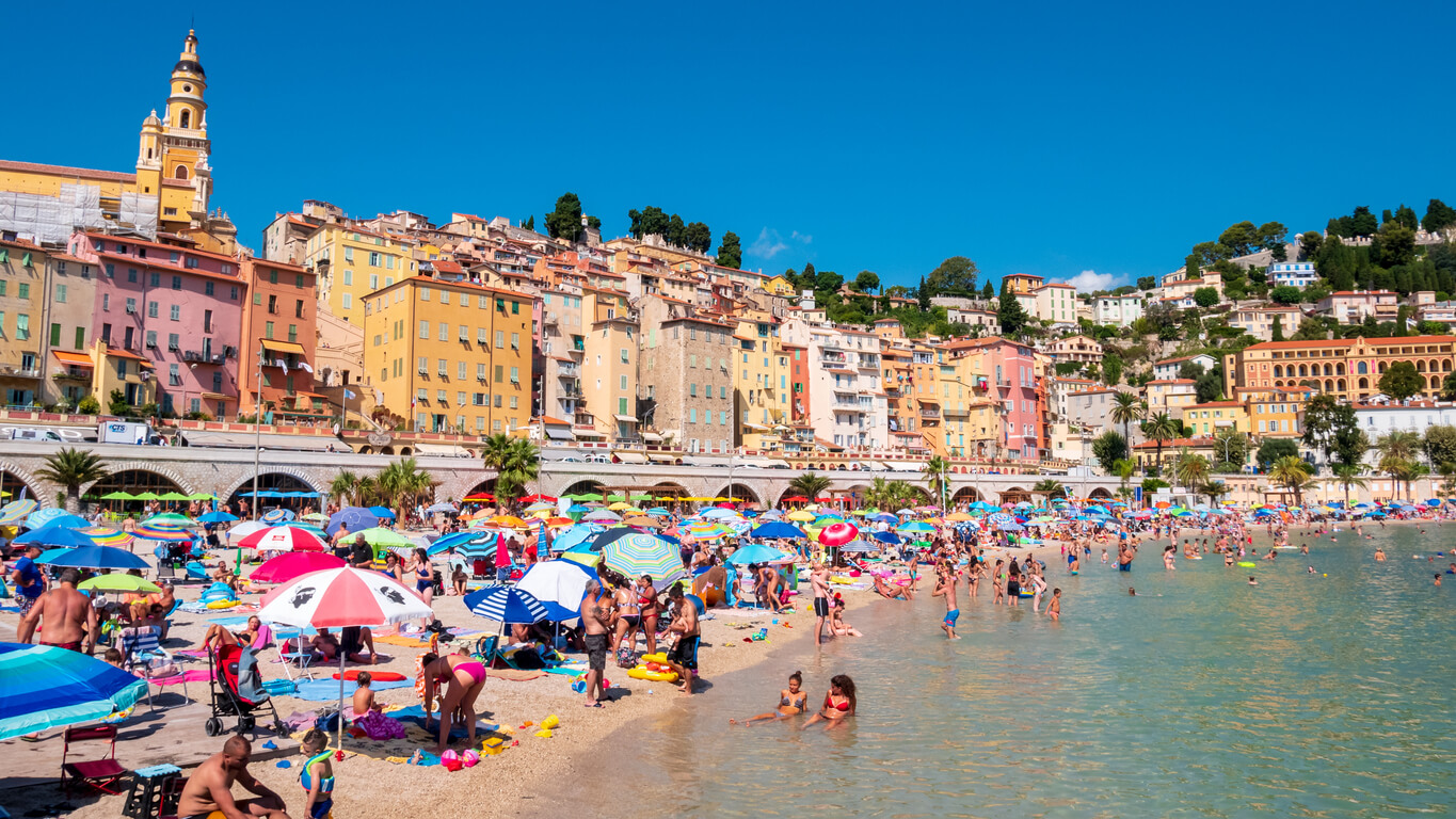 France : On refoule toujours les “étrangers” à la plage, la gauche dénonce, motus chez Macron