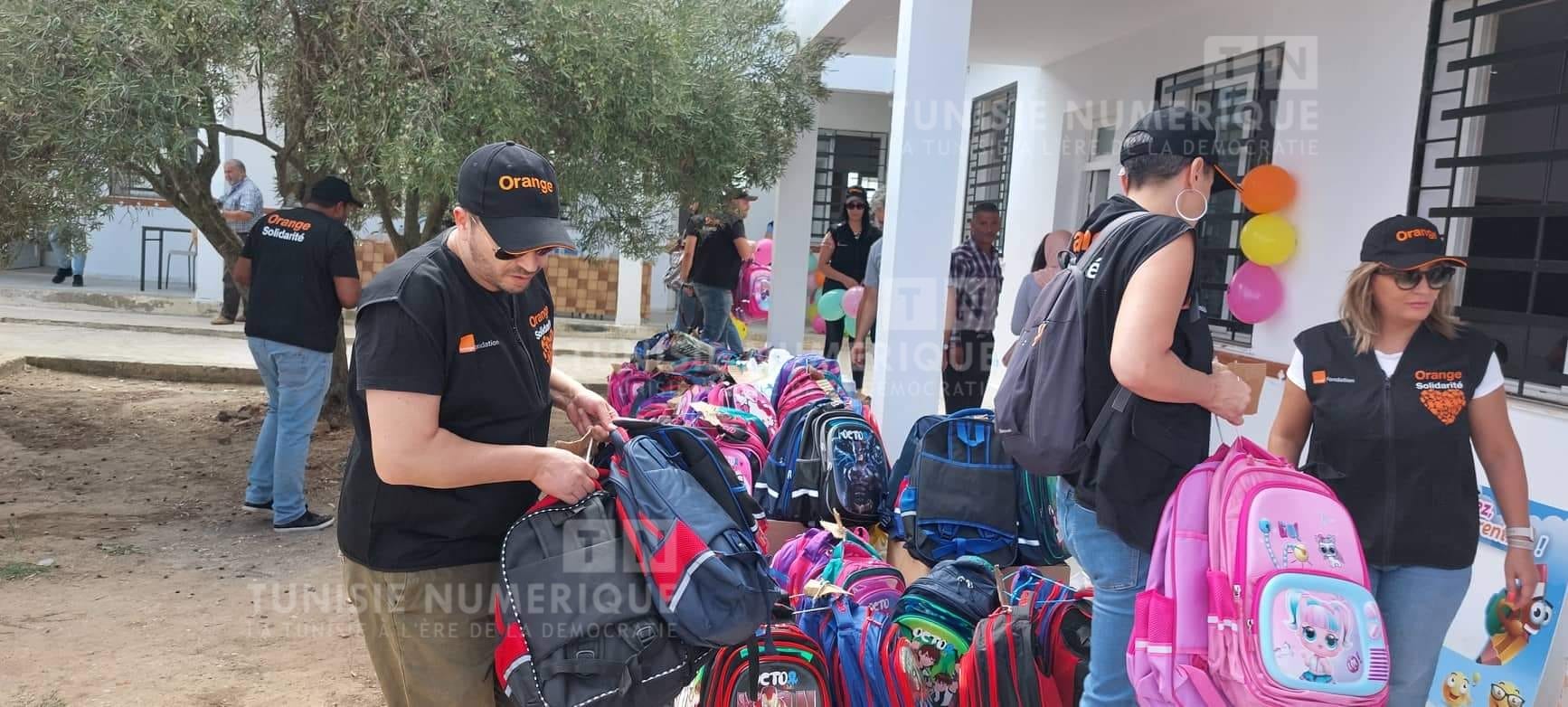 “Magic rentrée”: Orange Tunisie soutient les élèves de Kef Abbed et distribue des kits de fournitures scolaires