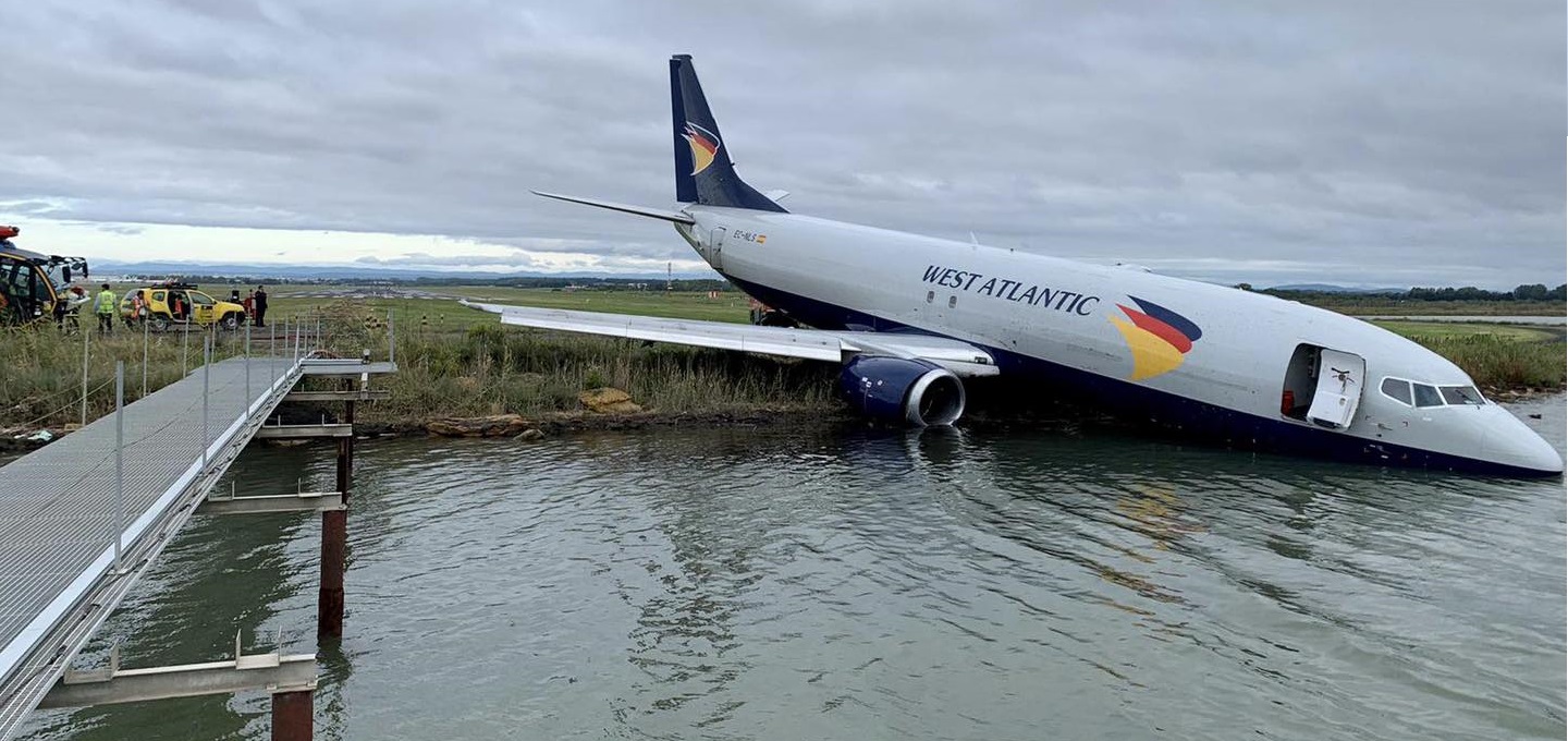 France : Un avion rate son atterrissage et finit dans un étang