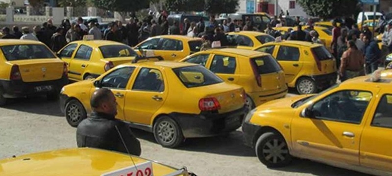 Les chauffeurs de taxis protestent devant le Palais du gouvernement