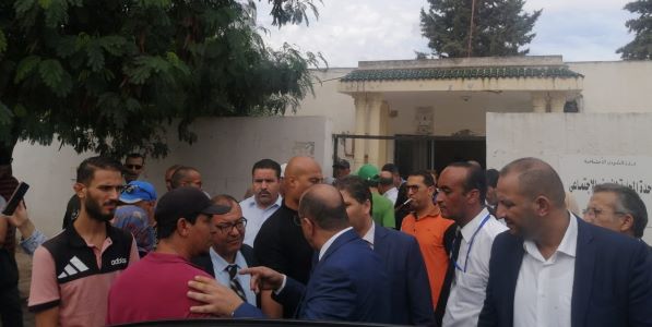 Tunisie – IMAGES : Douar Hicher : Zahi sur le terrain pour absorber la tension