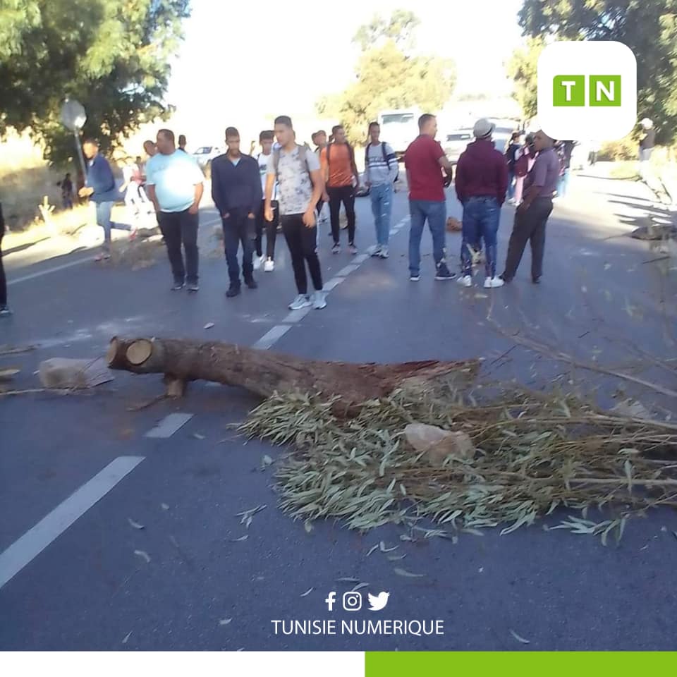 Des protestataires bloquent la route reliant Béja à Tunis