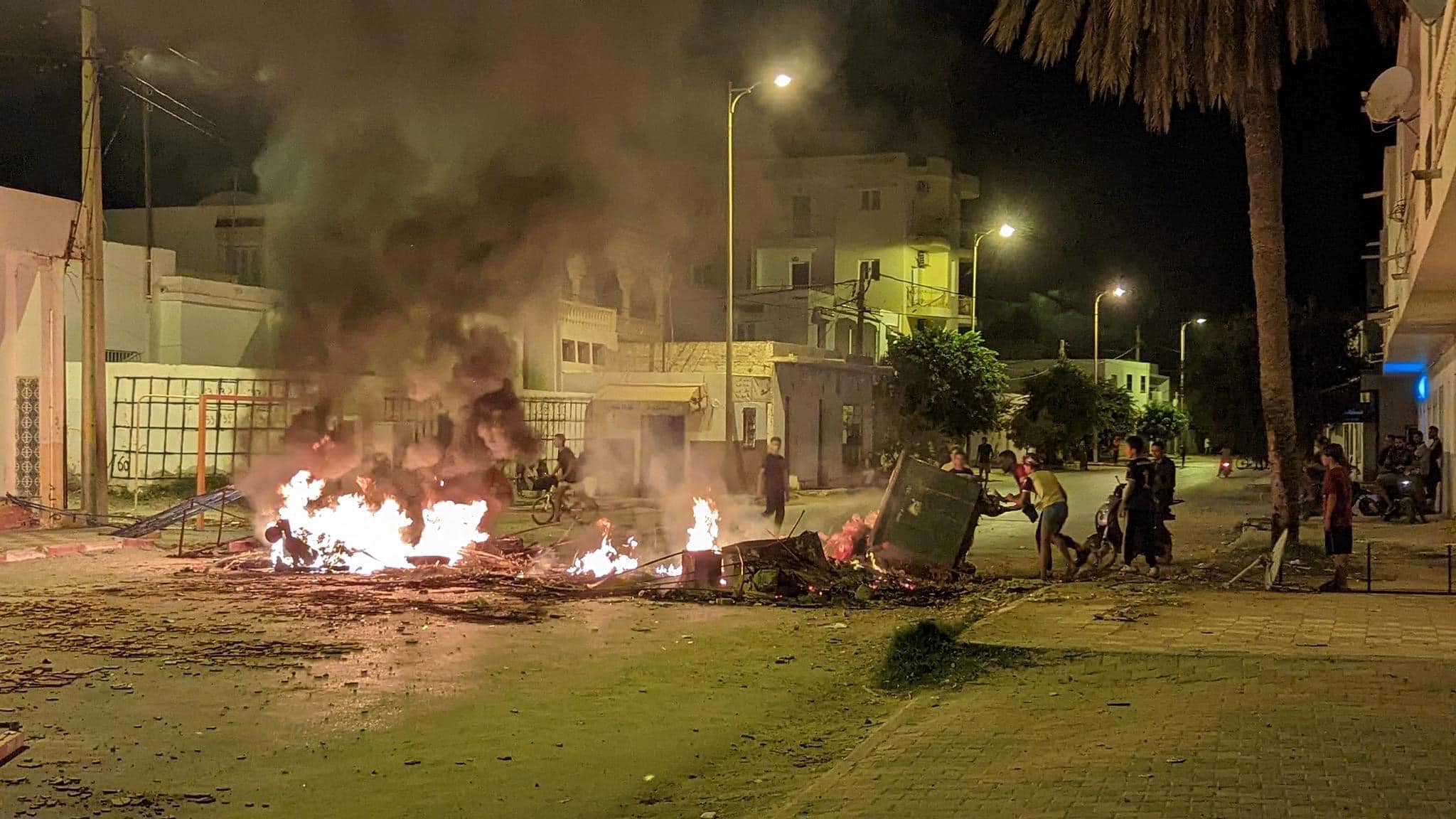 Zarzis : Des habitants protestent et attaquent le siège de la délégation