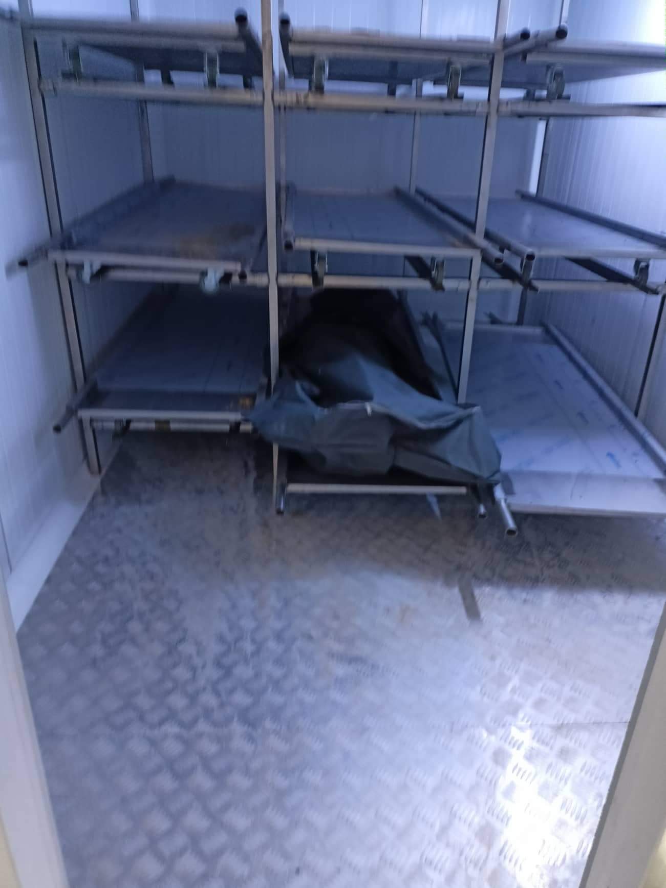 Zarzis: Les habitants tentent d’identifier un cadavre dans la morgue des morts au « cimetière des étrangers » (photos)
