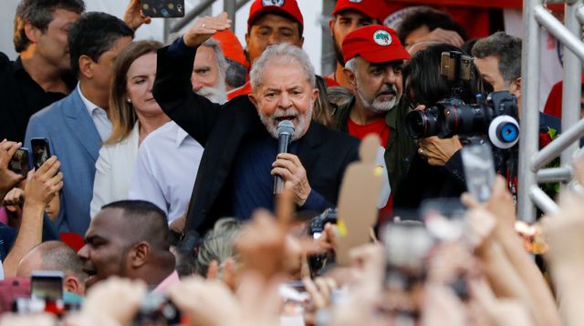 Brésil: Le candidat de gauche Lula élu président avec 51% des voix