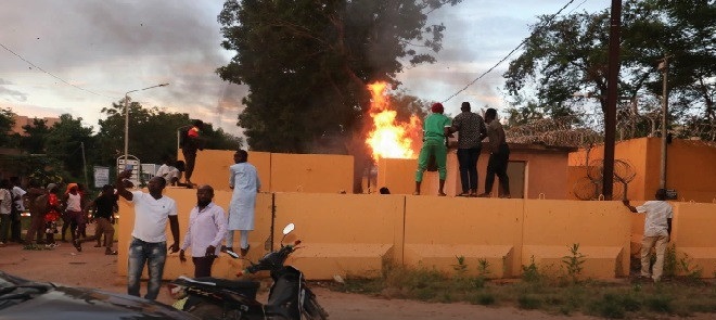 Burkina Faso : Des manifestants s’en prennent aux intérêts français dans le pays