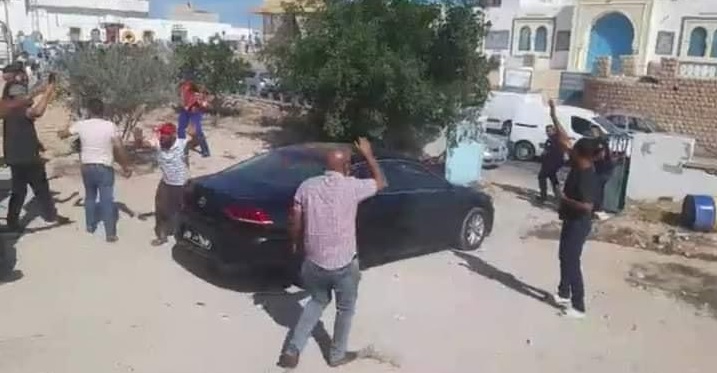 Tunisie – VIDEO : Les habitants de Zarzis renvoient le délégué et le gouverneur de Medenine