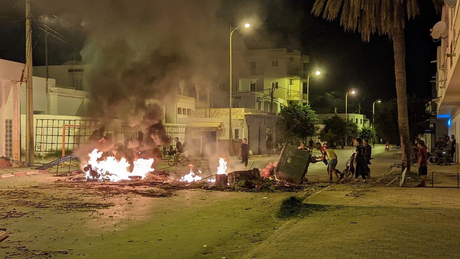 Tunisie – IMAGES : Comme par hasard : Zarzis s’enflamme le lendemain du communiqué d’Ennahdha