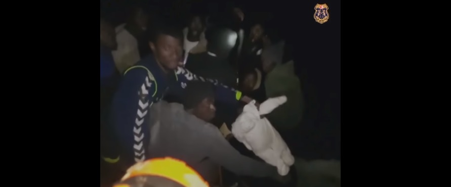 Tunisie – Sfax : VIDEO : Des migrants menacent de jeter à la mer des bébés pour empêcher la garde nationale de les appréhender
