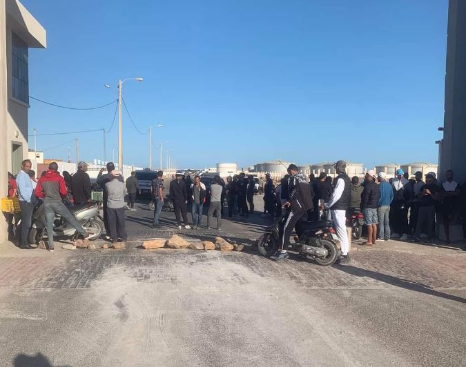 Zarzis: Les familles des disparus en mer ferment la route menant au port commercial