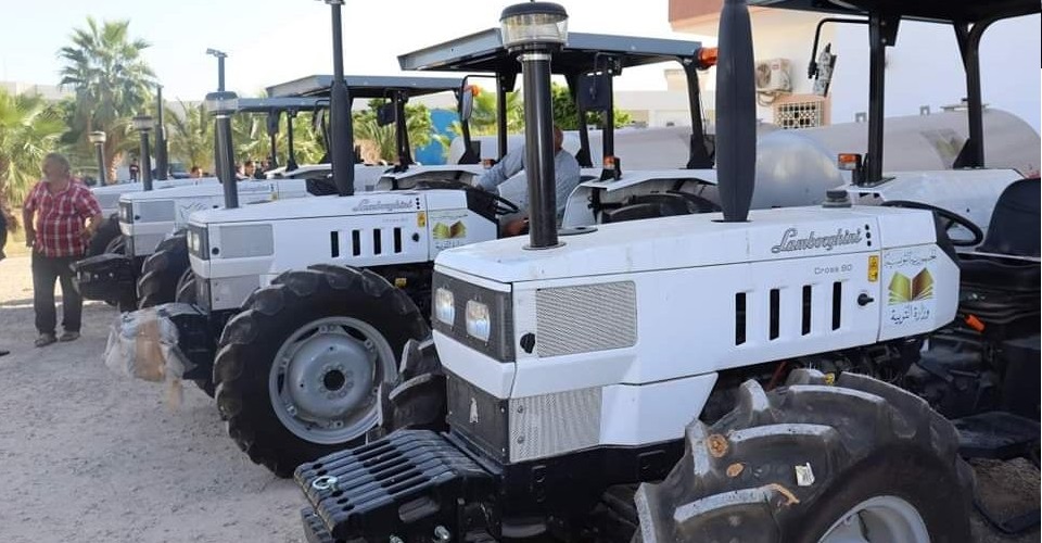 Tunisie – Kairouan : Distribution de tracteurs avec citernes aux écoles