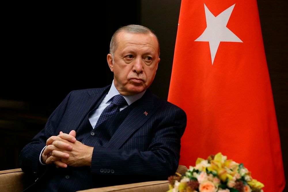 Turquie : Erdogan dans les bas fonds à 6 mois de l’élection, il regonfle les salaires