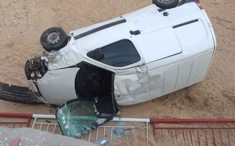 Tunisie – Spectaculaire accident de la route : Une voiture saute la rambarde et tombe dans un oued