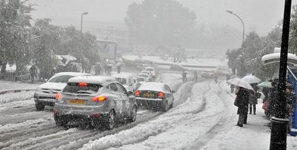 Algérie : Plusieurs axes routiers bloqués par la neige