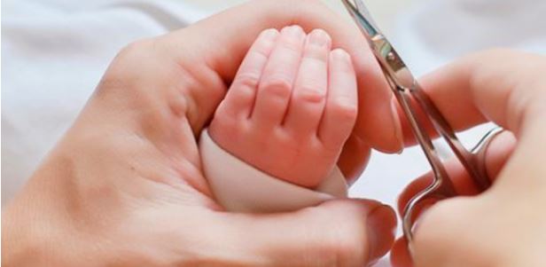 Couper les ongles de bébé : comment couper les ongles de bébé 