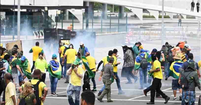 Brésil : Les partisans de l’ancien président veulent imposer son retour et envahissent les bâtiments officiels
