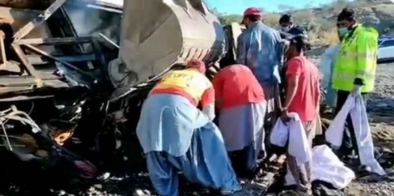 Pakistan : 40 morts dans l’accident d’un bus qui a chuté d’un pont et explosé