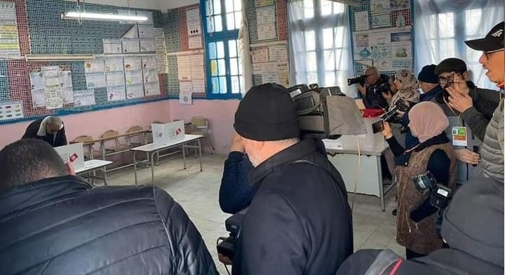 Tunisie – Image du jour : Une foule de journalistes pour un seul électeur