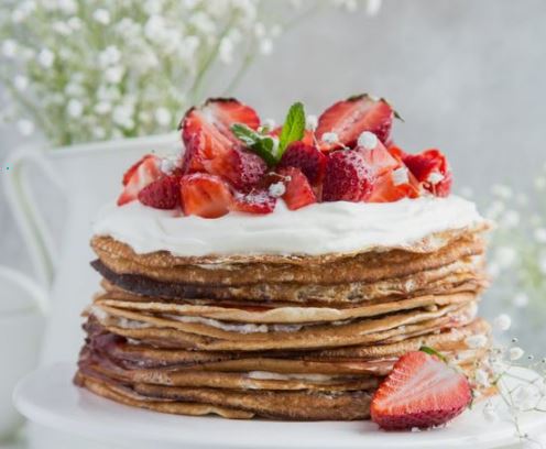 Gâteau de crêpes très bon et facile (aux fraises et chantilly)