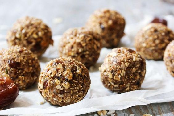 Recette sans cuisson : Boules d’énergie aux dattes et à l’avoine