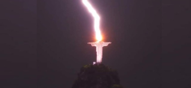 Image du jour : Rio de Janeiro : La statue du Christ rédempteur illuminée par la foudre