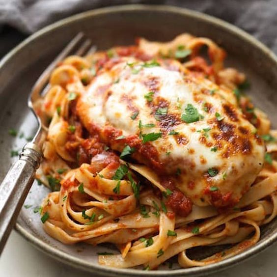 Rapide, Facile et Trop Bonne : La Recette du Poulet Mozzarella à la Sauce Tomate.