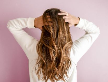 Des raisons d’utiliser le vinaigre sur les cheveux