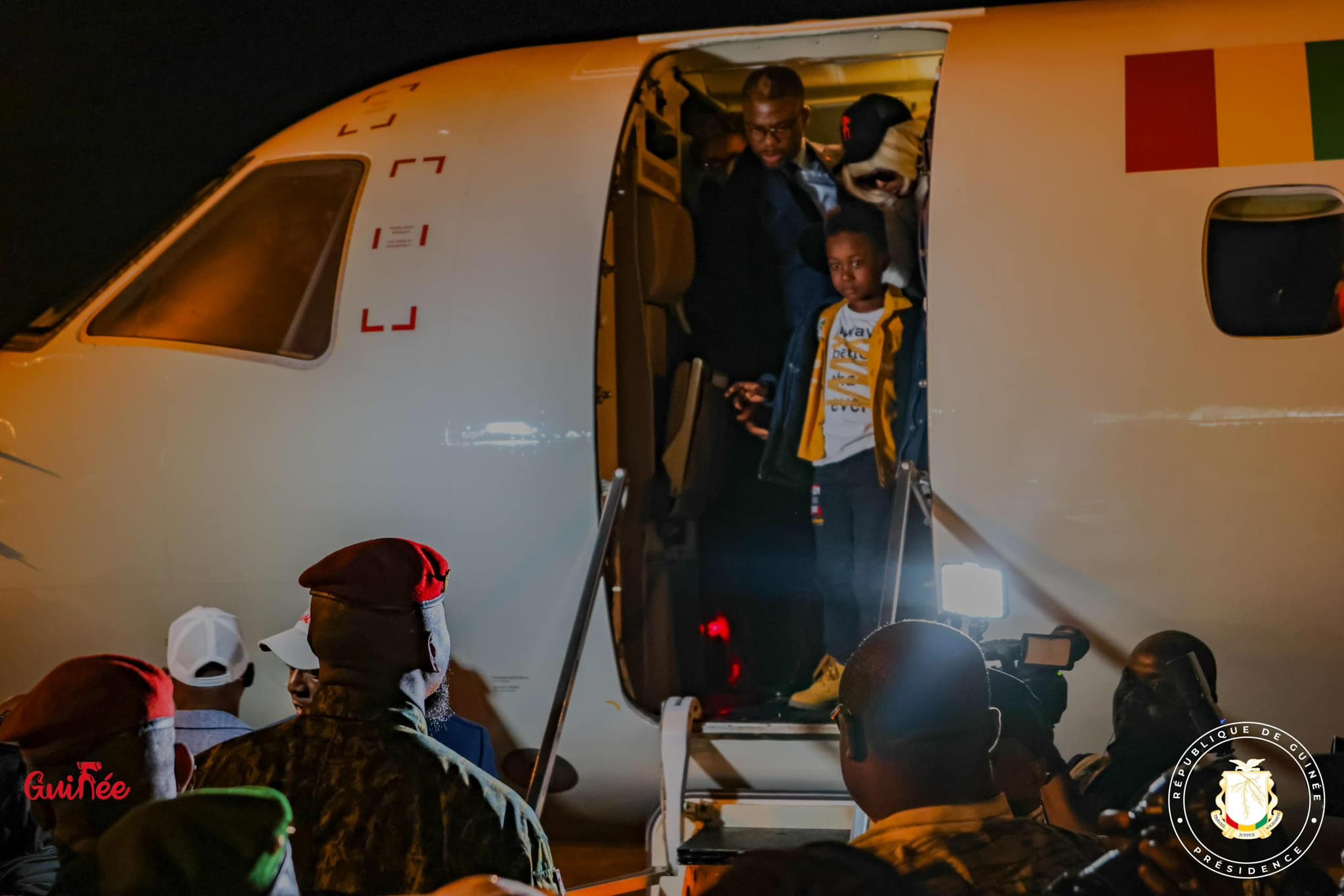 Aéroport Ahmed Sékou Touré: Mamadi Doumbouya à l’accueil des Guinéens venant de Tunisie
