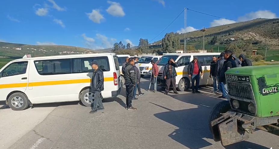 Des manifestants bloquent la route n°11 reliant Amdoune et Beja (Vidéo)