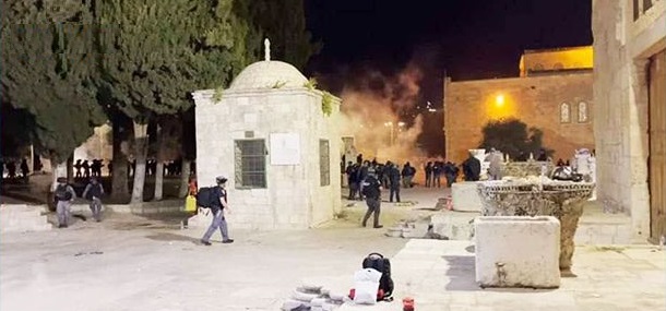 Al Qods : La police sioniste envahit la Mosquée Al Aksa et en expulse les fidèles