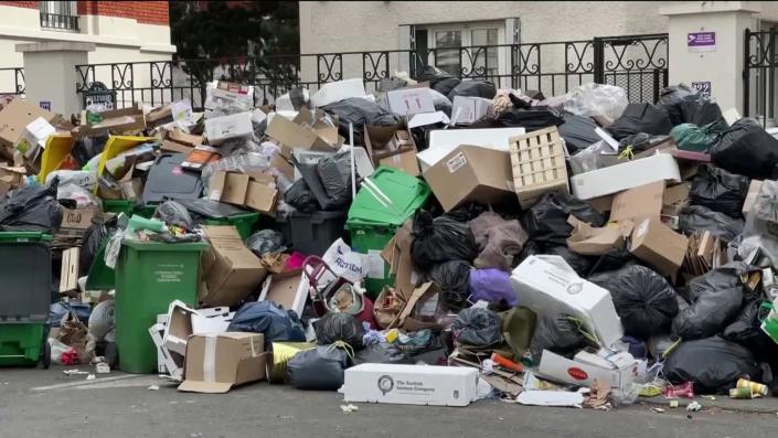 Photo du Jour-Paris : Les déchets persistent et les grévistes signent