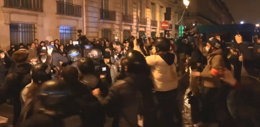France : Des dizaines d’interpellations et des policiers blessés dans une manifestation à Paris