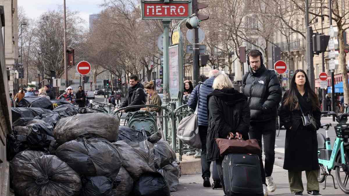 Paris : La grève s’éternise, les montagnes de poubelles deviennent une attraction touristique