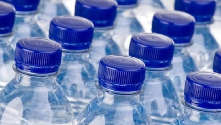 Tataouine: Saisie de près de 75 mille bouteilles d’eau minérale périmée