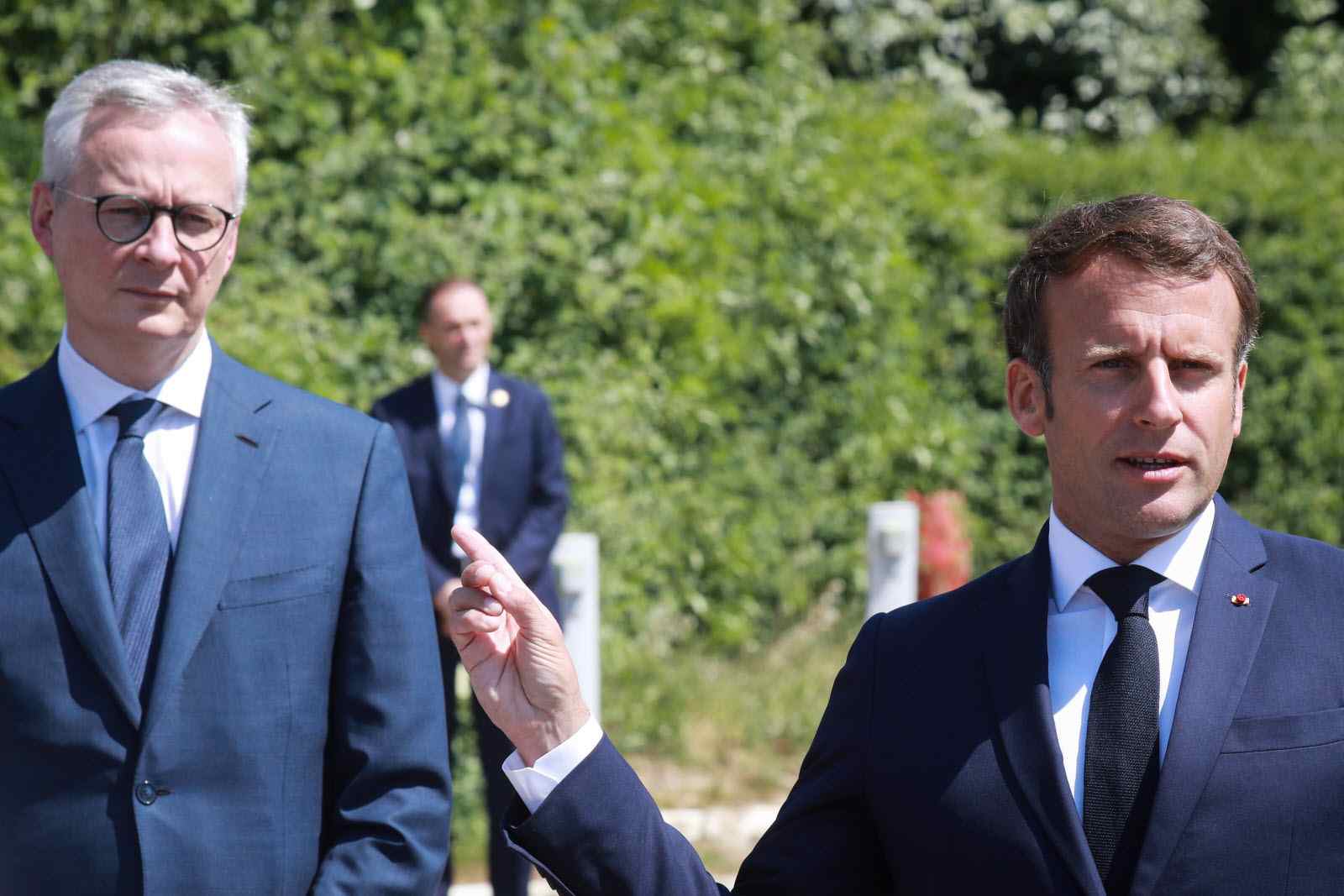 France : Stopper les aides sociales qui filent vers le Maghreb, le “plan béton” de Macron