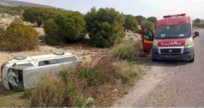 Tunisie – Oueslatia : Trois blessés dans le renversement d’une voiture de transport rural