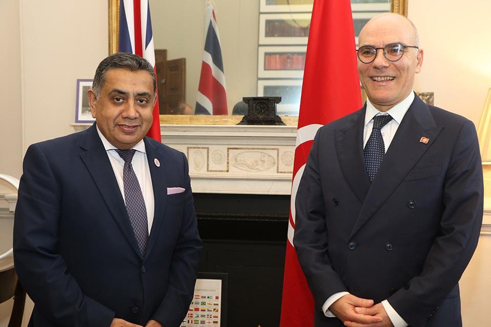 Les moyens de renforcer les liens tuniso-britanniques objet d’un entretien entre Nabil Ammar et Lord Tariq Ahmad de Wimbledon