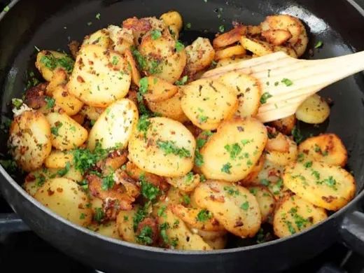 Recette des pommes de terre sarladaises, un plat généreux et délicieux