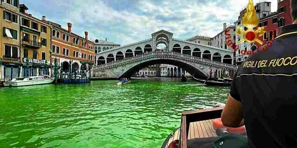 Venise : Spectacle insolite des eaux du Grand Canal coloré de vert fluo : Un coup des écolos ?