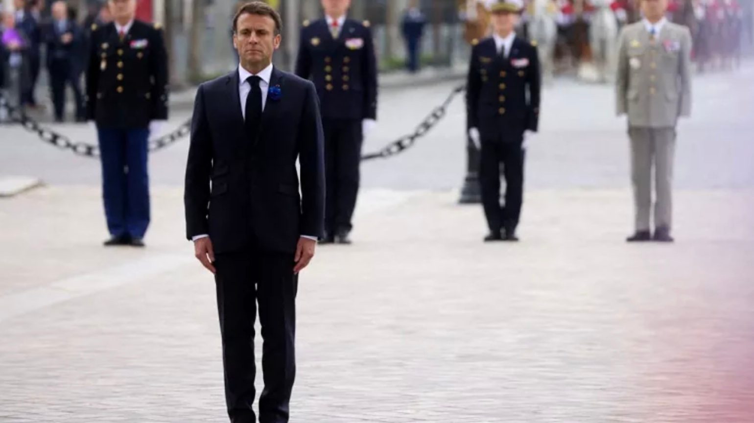 France : ils ont vidé les Champs-Elysées pour que Macron puisse célébrer le 8 mai, on en est là